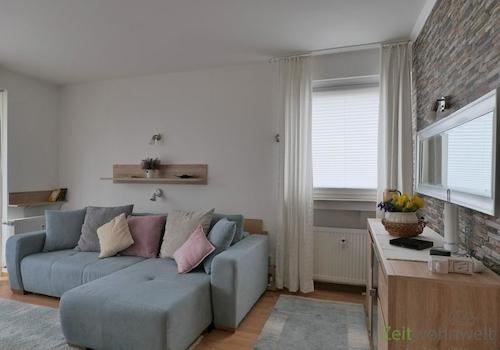 Ecksofa und Sideboard