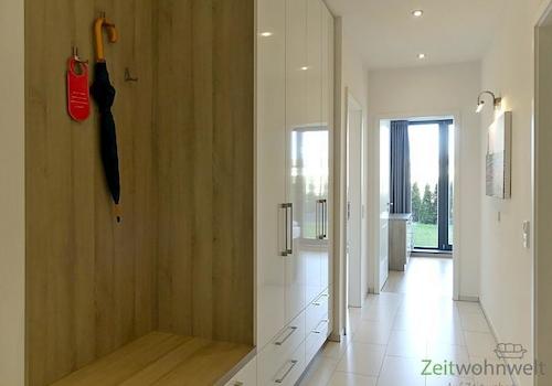 heller Wohnungsflur mit Gerderobe