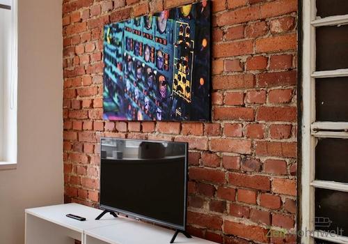 Wohnraum Kunst und TV