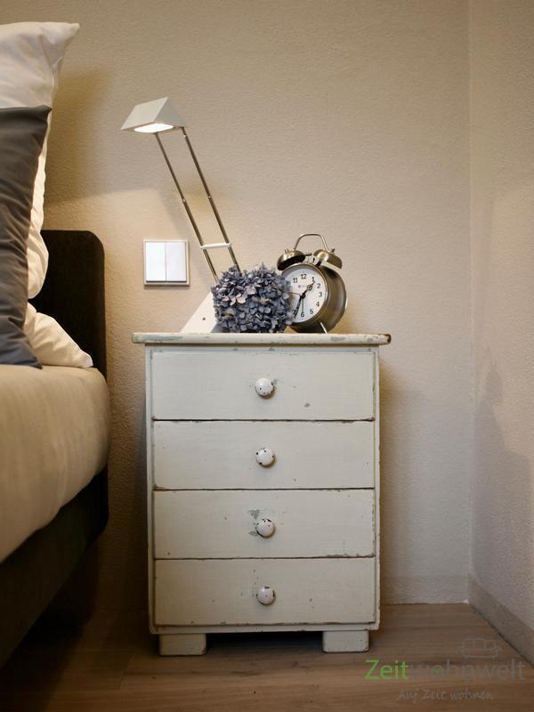 Schlafzimmer historischer Nachtschrank