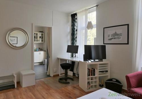 Blick zu Küche, Schreibtisch und TV