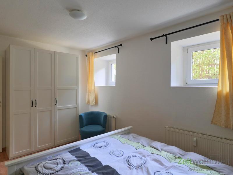 Kleiderschrank und Fenster