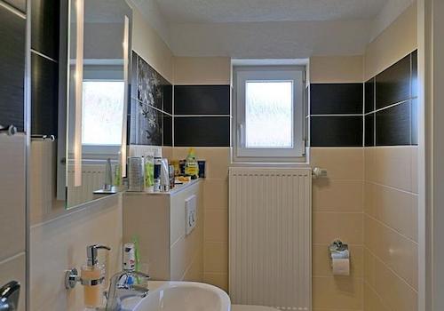 Waschbecken und WC