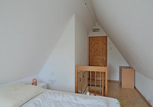 Blick zu Aufgang und begehbarem Kleiderschrank