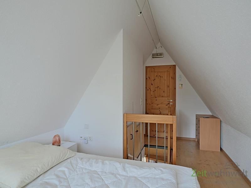 Blick zu Aufgang und begehbarem Kleiderschrank