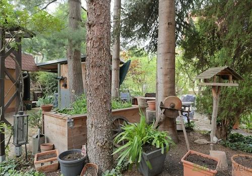 Sitzecke hinter dem Gartenbereich