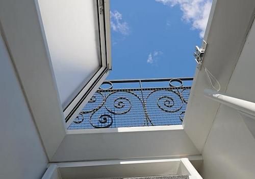 Dachluke mit Blick zum Himmel