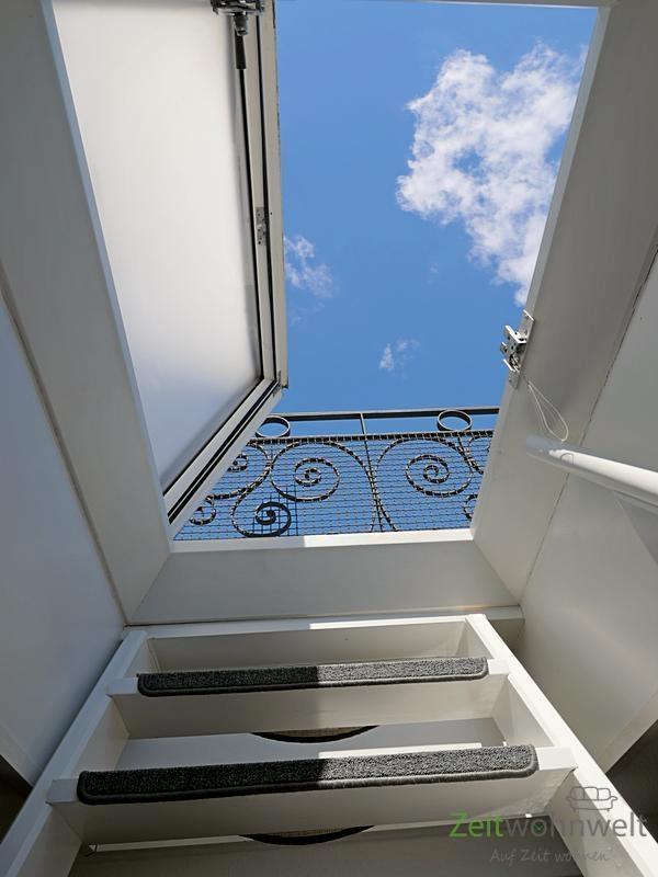 Dachluke mit Blick zum Himmel