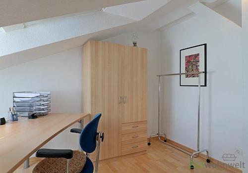 Schreibtisch und Kleiderschrank