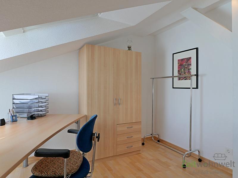 Schreibtisch und Kleiderschrank