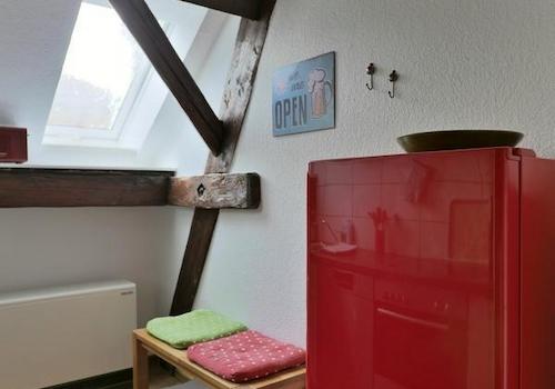 knallroter Kühlschrank