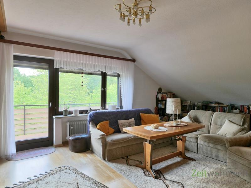 Sofa-Sitzecke vor dem Balkon