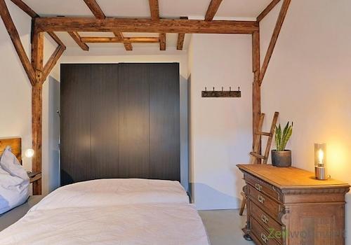Kleiderschrank und Sideboard