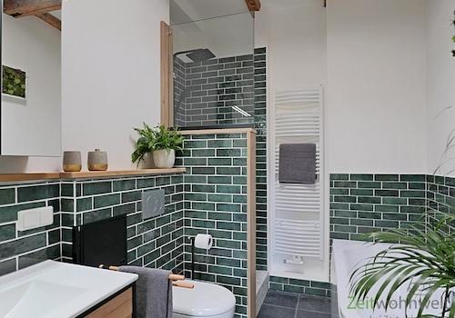 Bad mit Dusche und Wanne