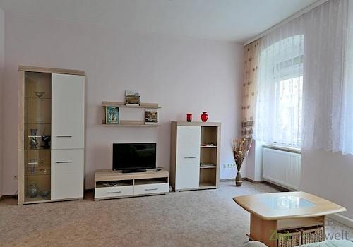 Blick zu Schrankwand und TV