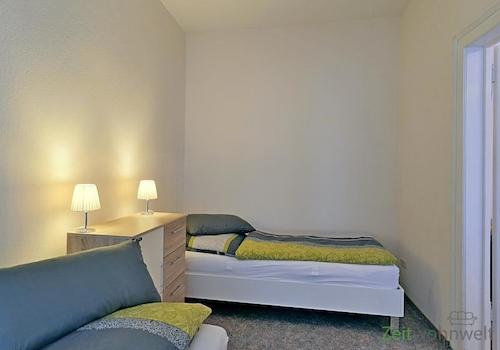 Schlafzimmer, rechtes Bett