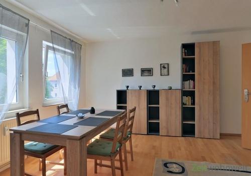 Esstisch und Schrankwand