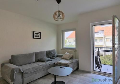 Wohnzimmercouch und Balkonausgang