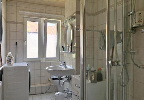 Glasdusche im Bad