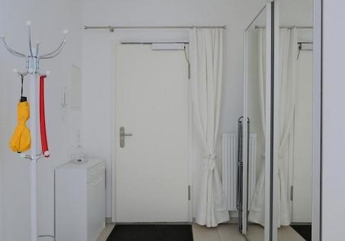 Wohnungsflur mit verspiegeltem Kleiderschrank