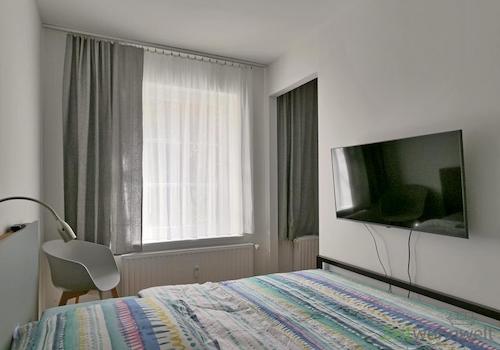 breites Bett und TV