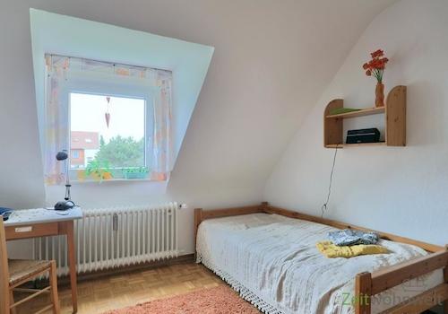 Bett und kleiner Schreibtisch
