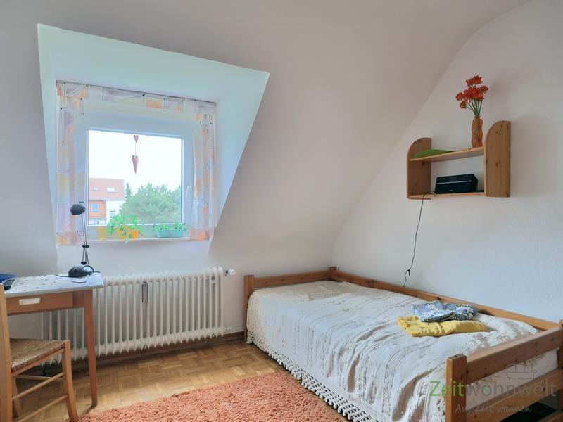 Bett und kleiner Schreibtisch