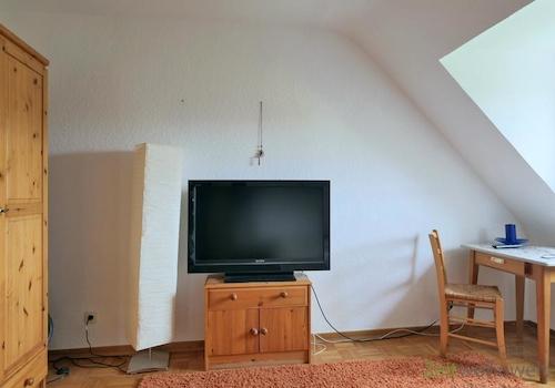 Kleiderschrank und TV