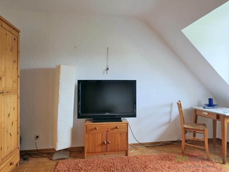 Kleiderschrank und TV