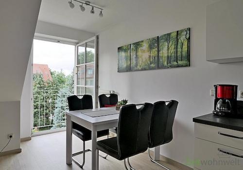 Esstisch am bodentiefen Fenster