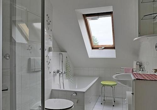 Dusche und Wanne