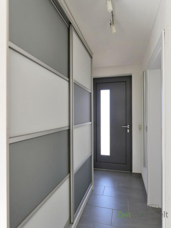 riesiger Kleiderschrank im Eingangsbereich