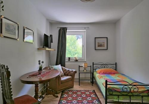 kleines Schlafzimmer mit TV