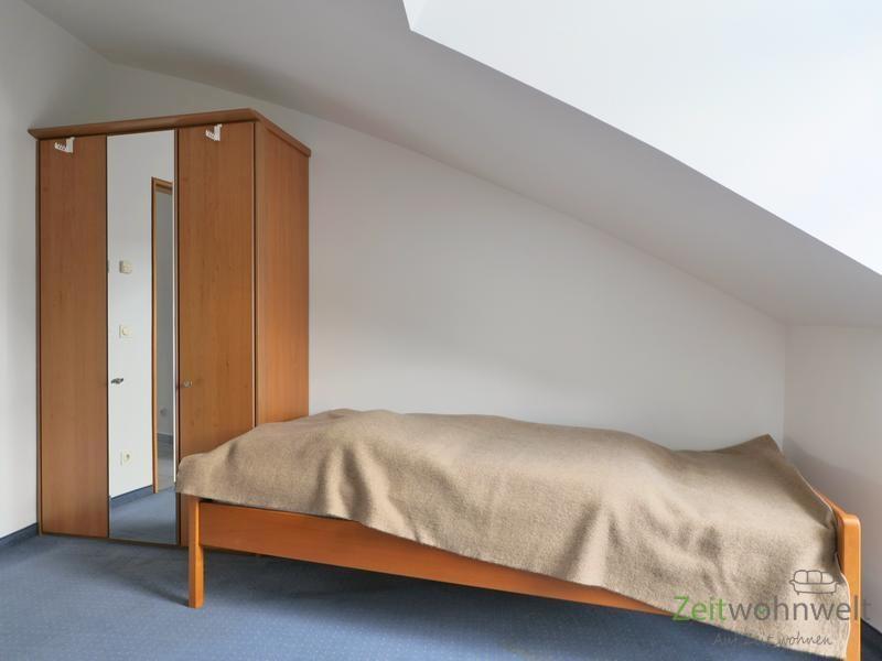 Kleiderschrank und linkes Bett