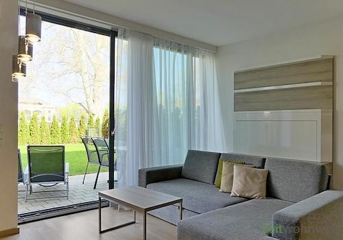 Wohncouch und Terrassenausgang