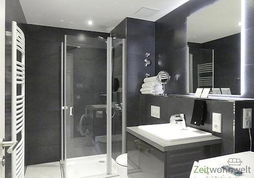 vorderes Bad mit Dusche und WM