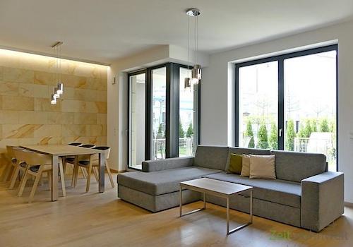 Wohnzimmer mit Fensterfront