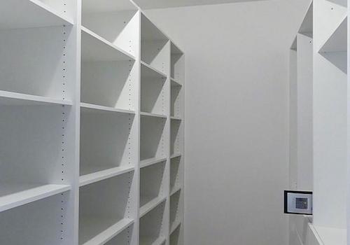 begehbarer Kleiderschrank mit Safe