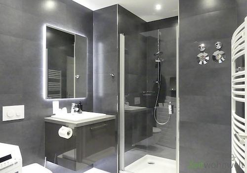 vorderes Bad mit Dusche