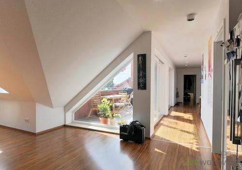Blick vom Wohnzimmer zu Balkon und Wohnungsflur