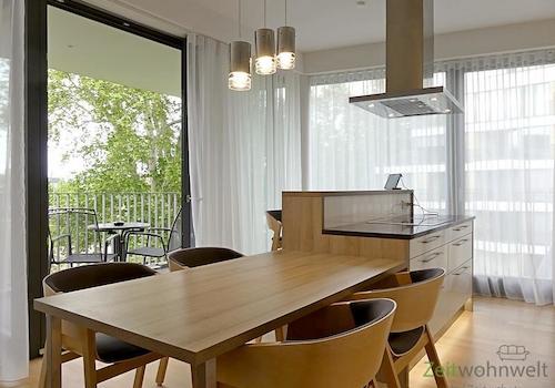 Blick über den Esstisch zum Balkon