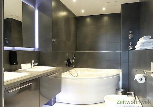 linkes Bad mit Whirlpool