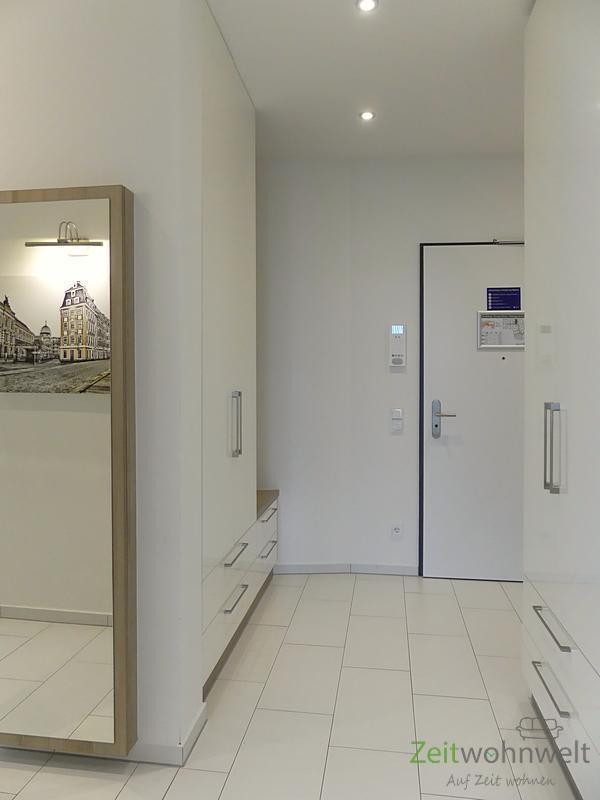 Wohnungsflur mit Garderobe