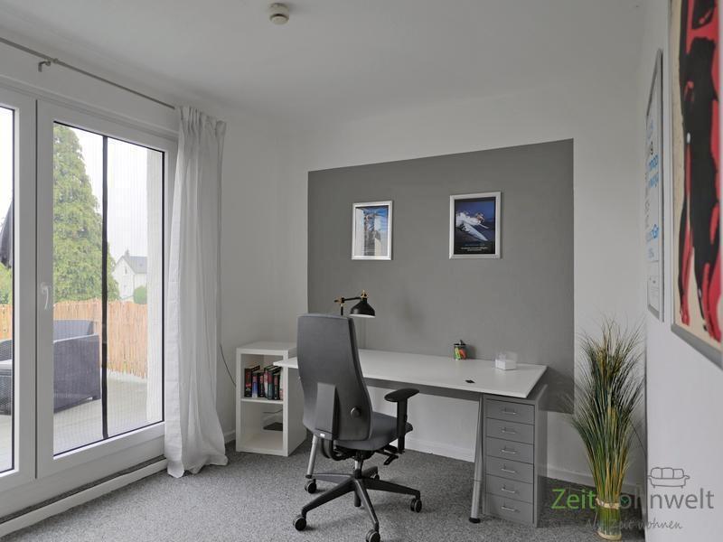 Schreibtisch am Balkonfenster