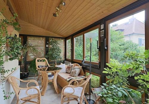 Blick in den grünen Wintergarten