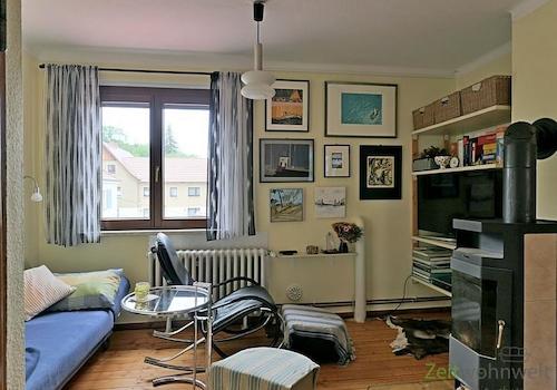 kleines Wohnzimmer mit Kamin