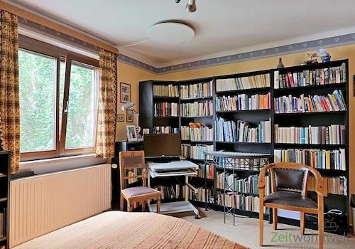 Bücherwand und TV