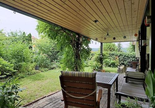 kleiner Garten und überdachter Freisitz