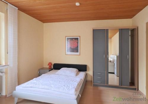 breites Bett und Kleiderschrank