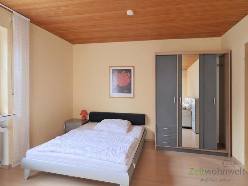 breites Bett und Kleiderschrank